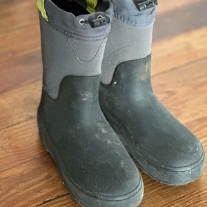 Boys insulated rubber snow boots Size 3.